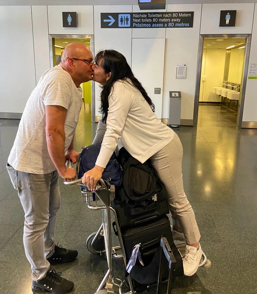 O casal no aeroporto, com suas malas